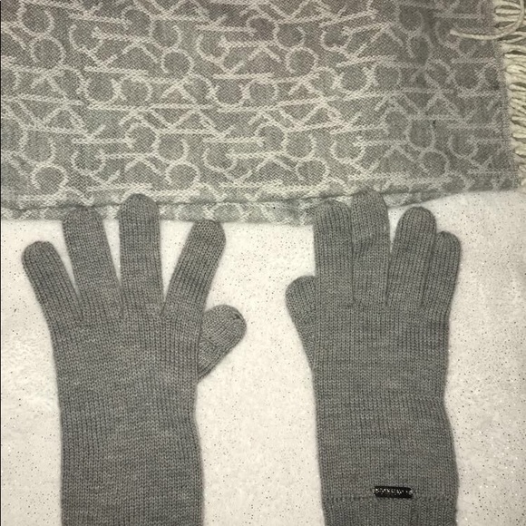 scarf & gloves - Picture 1 of 1